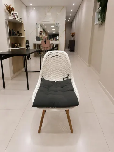 Cadeira Eames Design Colméia Base Madeira Estilosa Moderna