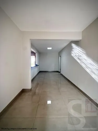 Casa para Venda em Uberlândia, Saraiva, 3 dormitórios, 2 suítes, 2 banheiros, 2 vagas