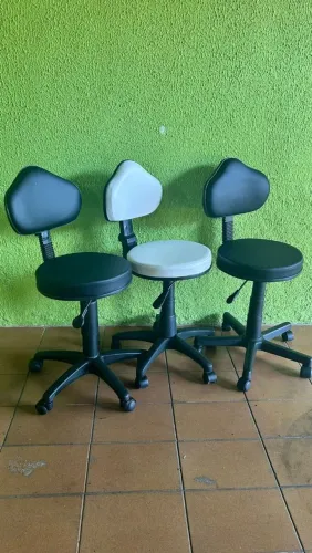 Cadeira mocho giratória no corvin preto e branco 