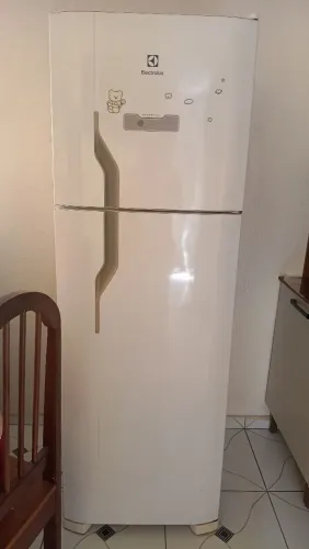 Vende uma geladeira Electrolux duplex * semi-nova tudo funcionando.