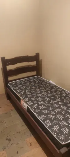 Cama de madeira com colchão