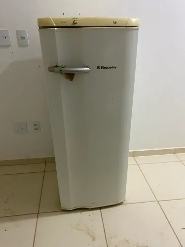 Vende-se geladeira
