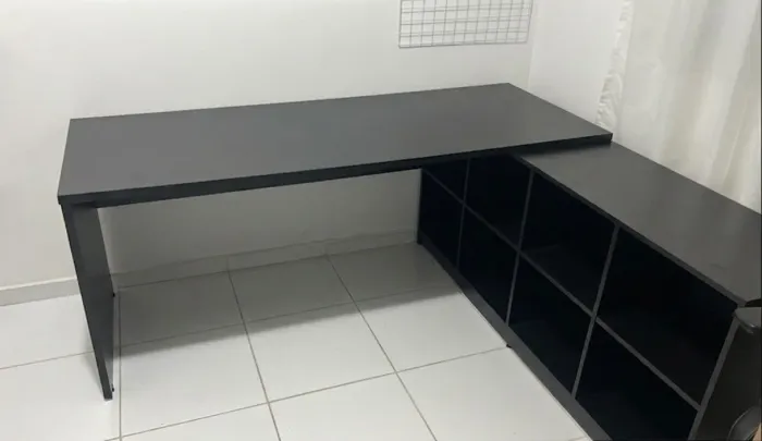 Mesa de escritório extra grande preta fosca com nichos.