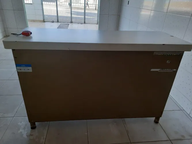 Balcão de metal com madeira