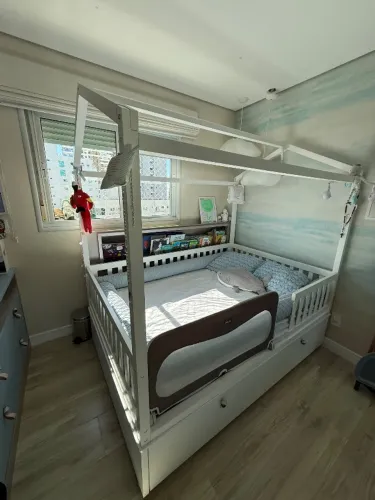 Cama de casal com colchão e 04 gavetões 