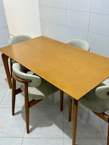 Conjunto de Mesa de Madeira