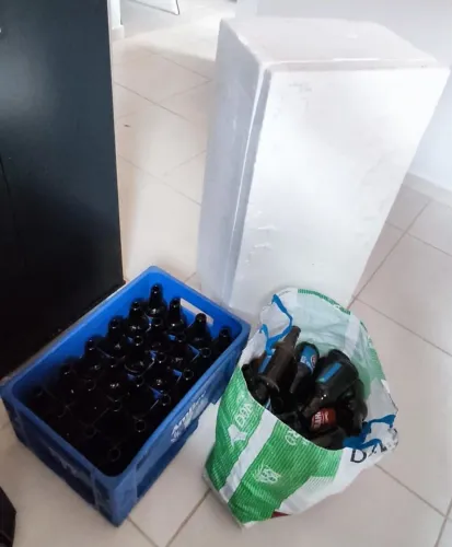 Garrafinhas e caixa azul