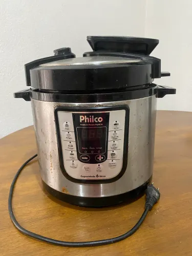 Panela de pressão elétrica usada