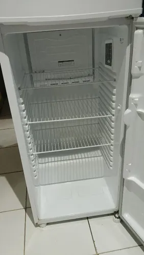 Estou vendendo, tem 8 meses de uso. Ela não está gelando, tem as gavetas e os suportes