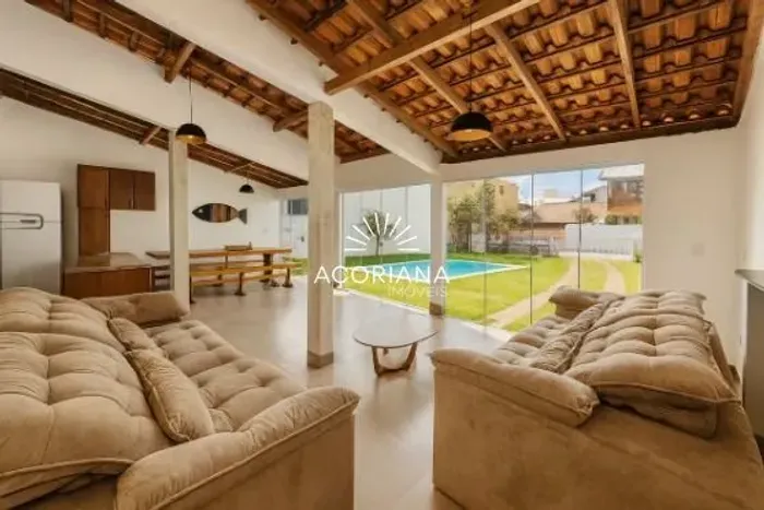 Casa para Locação no Campeche a Poucos Passos do Mar | 6 Quartos e Piscina