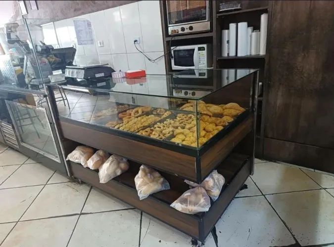 Vende -se equipamentos de padaria , caixa , vitrine, balcão e módulo c/cabine, computador 