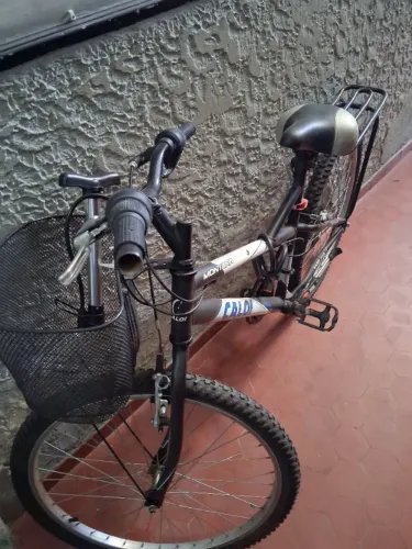 Bicicleta caloi em boa condições, azul e preta com certinha, para adulto.