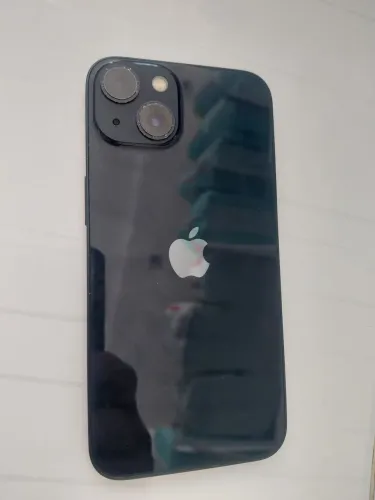 Iphone 13 com um pequeno trinco