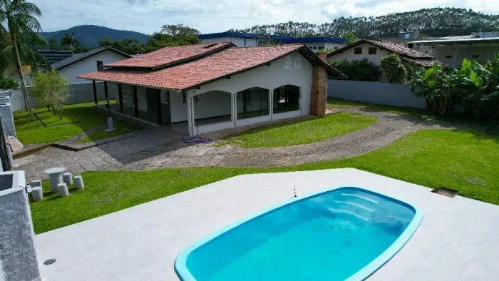Vendo Linda Casa com 03 Quartos e Piscina, Cidade de Ascurra