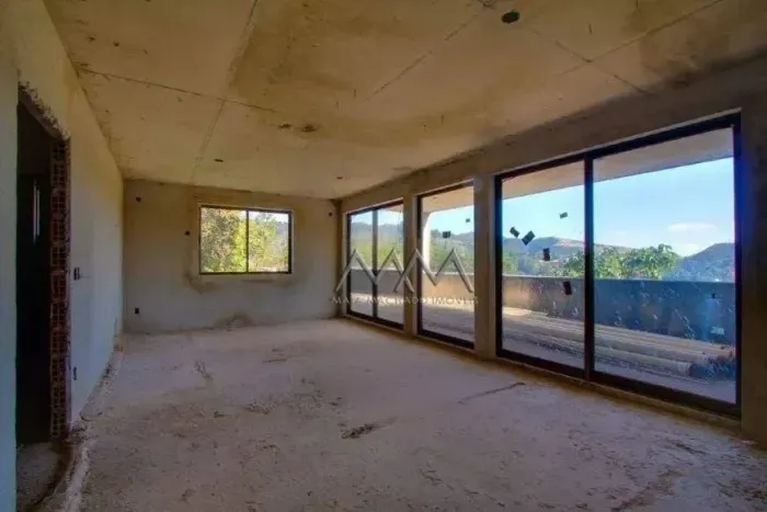 Casa à Venda no Condomínio Vila Alpina | 450 m² - 4 quartos.