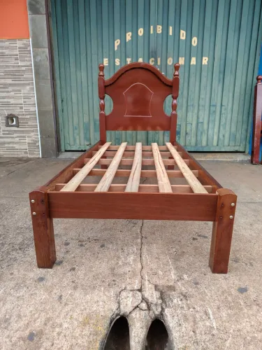 Vendo cama de solteiro madeira maciça