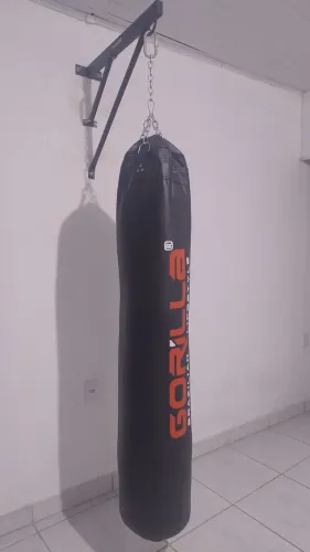 Saco de Pancada Gorilla Brazilian Lifestyle com dois pares de Luvas de Boxe e Suporte.