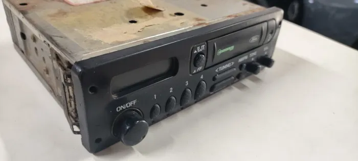 Rádio Ford antigo toca fita