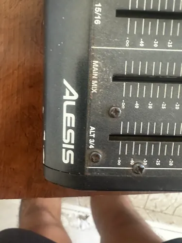 Mesa de som alesis