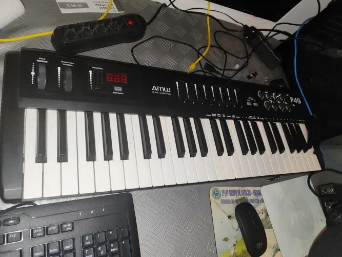 Controlador MIDI AMW P49