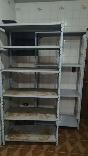 Oportunidade - 2 prateleiras de aço usadas!
