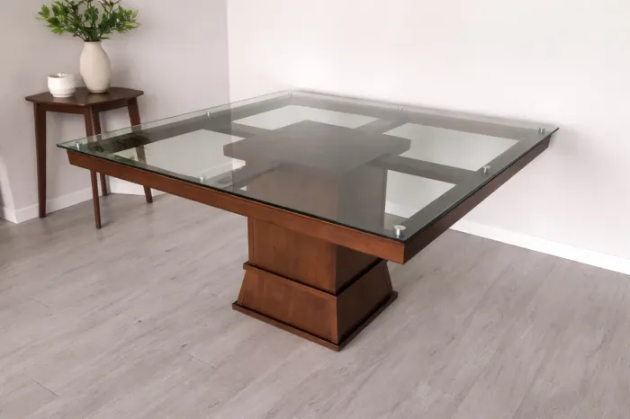 Mesa de madeira e tampo de vidro quadrada