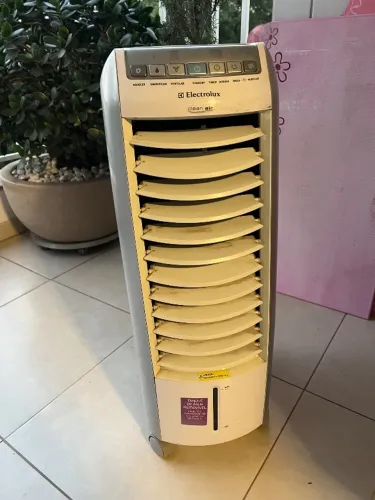 CLIMATIZADOR ELECTROLUX CL07R - Quente e Frio 127V - 6,6 litros
