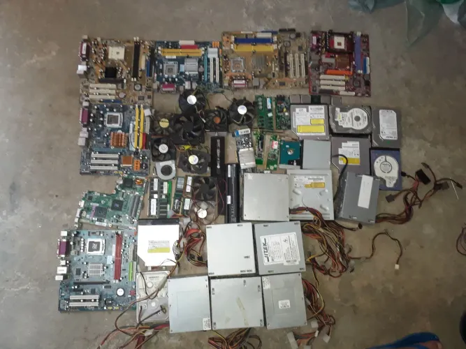 Lote de peças ddr1, ddr2 e ddr3 de tudo de computador para retirada de metais preciosos