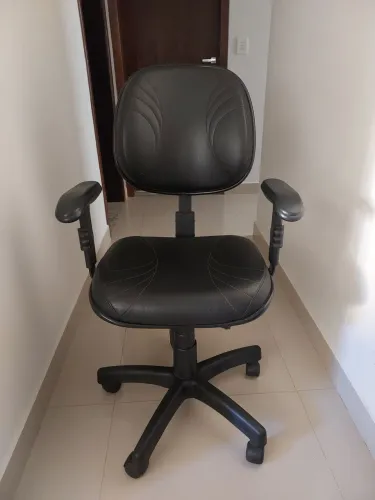 CADEIRA DE ESCRITÓRIO ERGONÔMICA COURO PRETA USADA