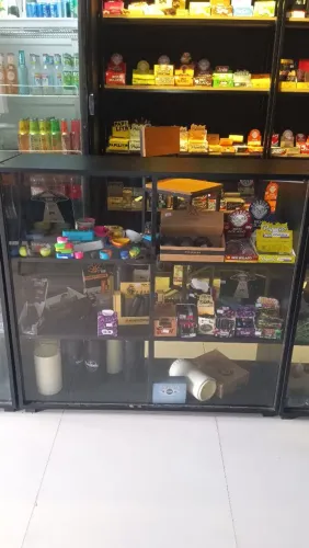 Balcão na cor preta com vidro 450$ cada.