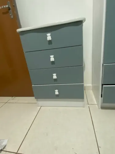 Vende-se guarda roupa e cômoda de bebê sem muito tempo de uso !