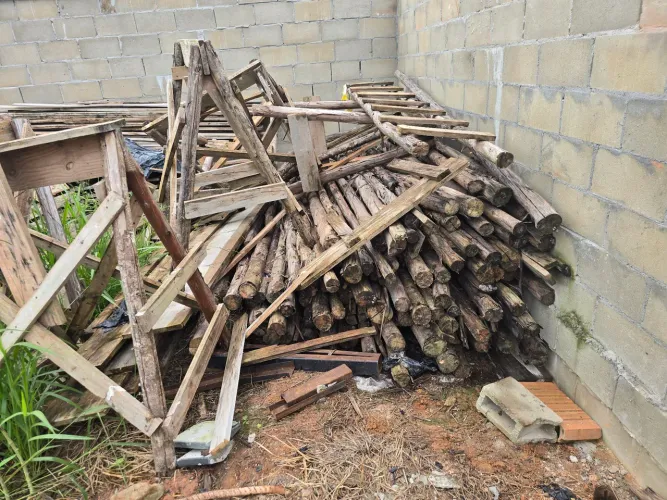 Tábuas e escoras usadas