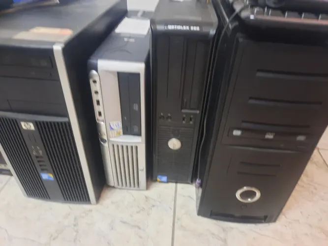 Computador completo com monitor.