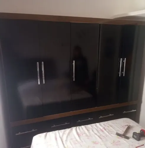 Vendo armário da cor preta com cinco portas 4 gavetas no estado entrega por minha conta
