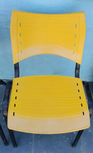 Vendo essas 3 cadeiras de plástico e pernas de ferro 