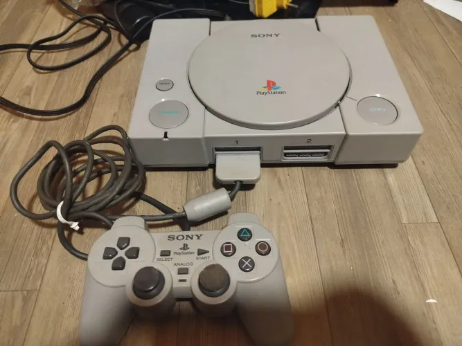 Playstation 1 FAT SCPH-7501 + controle e cabos originais