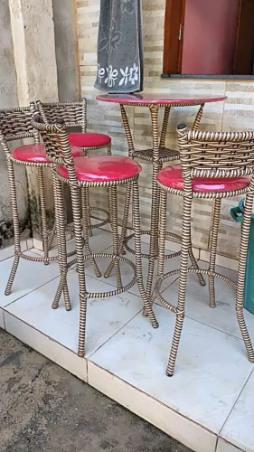 Mesa e cadeiras