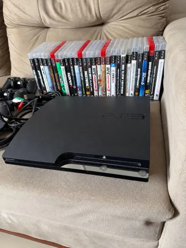 Ps3 slim com todos os cabos, 28 jogos, 2 controles funcionam os outros 2 não ligam.
