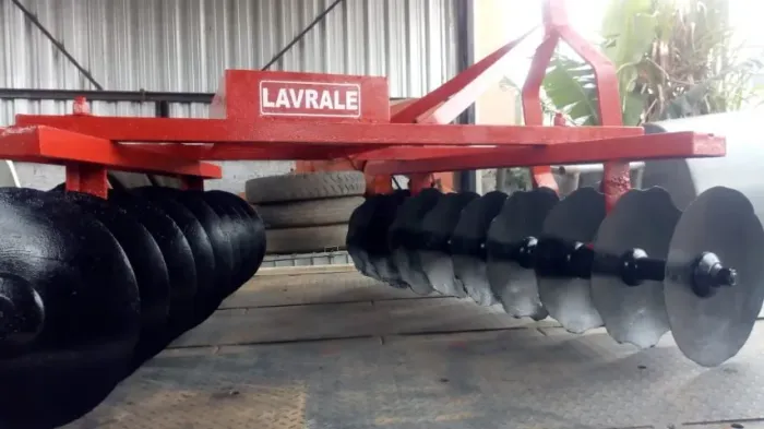 Grade Aradora Niveladora de 18 discos - Marca Lavrale - Implemento Agrícola para Trator