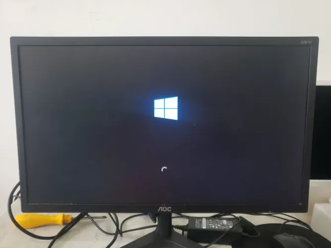 VENDO MONITOR SEMINOVO POUCO USADO E EM PERFEITO ESTADO 22 POLEGADAS, MARCA AOC