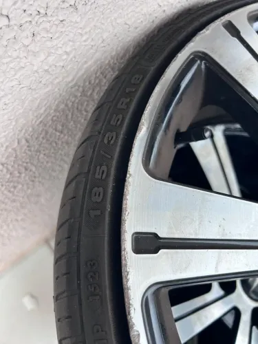 Três pneus fino 185/35/18