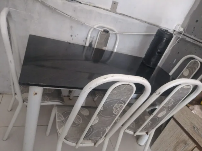 Mesa de mármore com 5 cadeiras 400