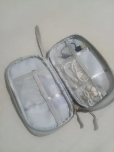 Bolsa portátil, pouchet pro dia a dia, porta cabos, fios, fone etc.. perfeito estado!