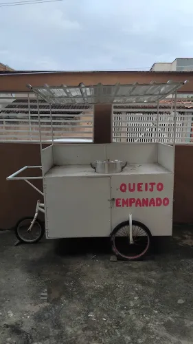 Carrinho de queijo empanado e churrasquinho