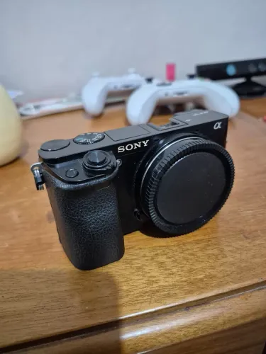 Camêra Mirrorless Sony A6000 com Lente 35mm f1.4 7Artisans