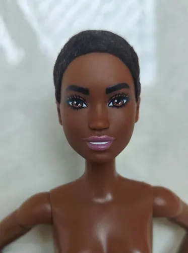 Barbie negra articulada