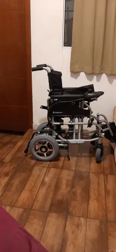 Cadeira de rodas motorizada 