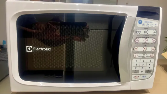 Micro-ondas Electrolux MTD30 é um modelo compacto de 20 litros 110