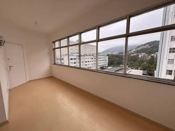 Excelente apartamento no Alto, com vista livre próximo a restaurantes, e todo comércio.