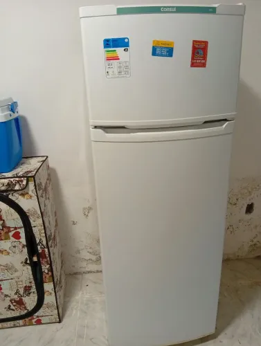 Geladeira em perfeito estado sem ferrugem.